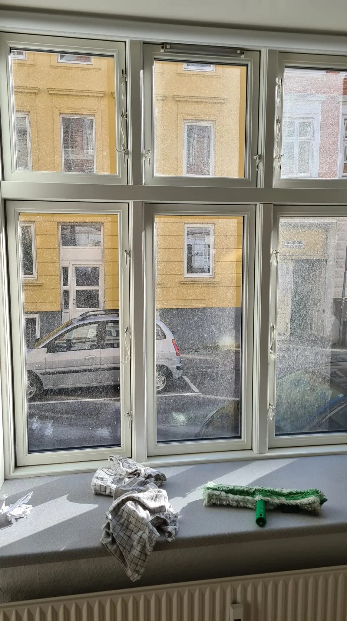 Vinduer i stueetagen — før rengøring