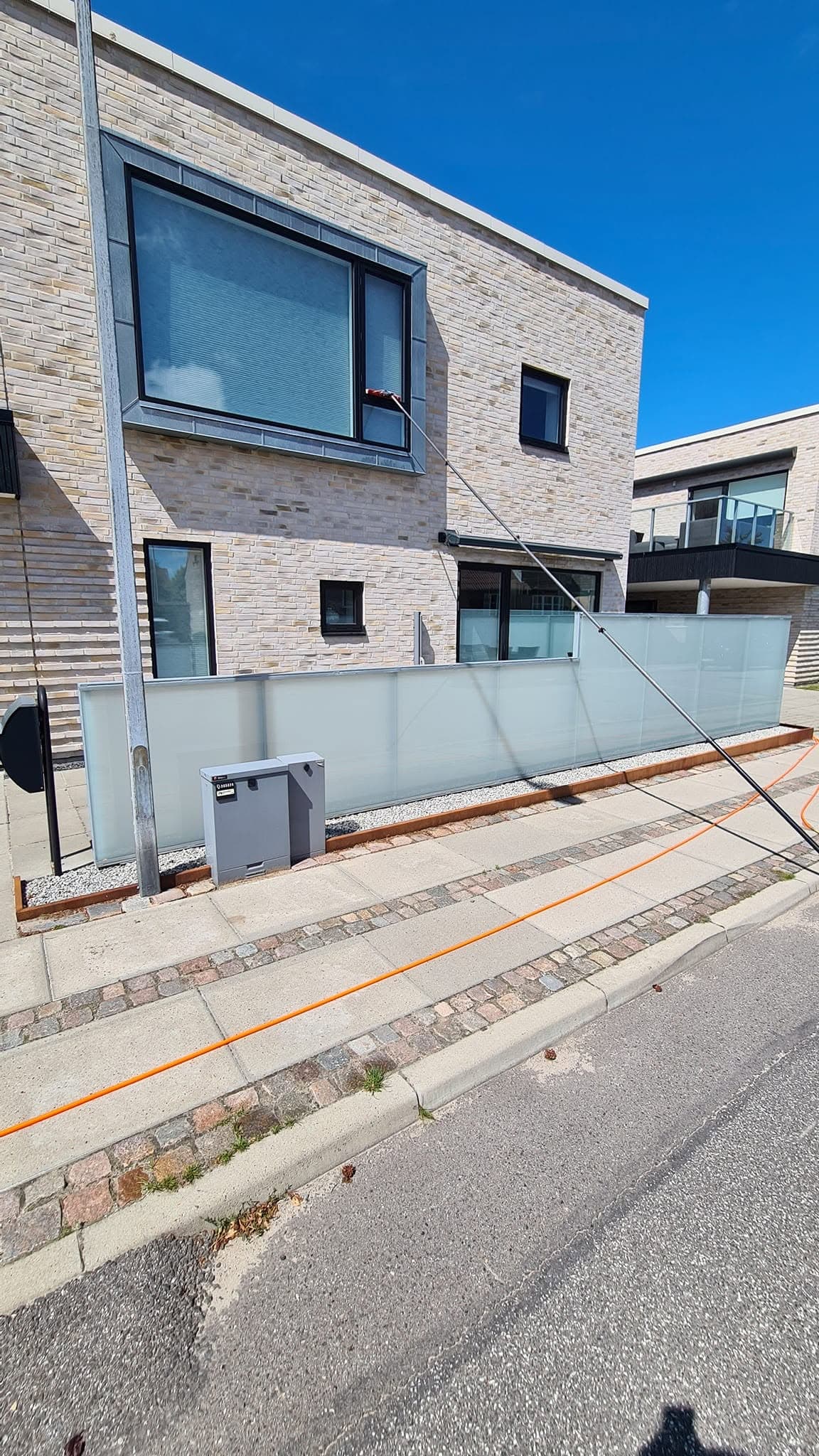 Vinduespudsning i højden med teleskopstang hos KR Rengøringsservice